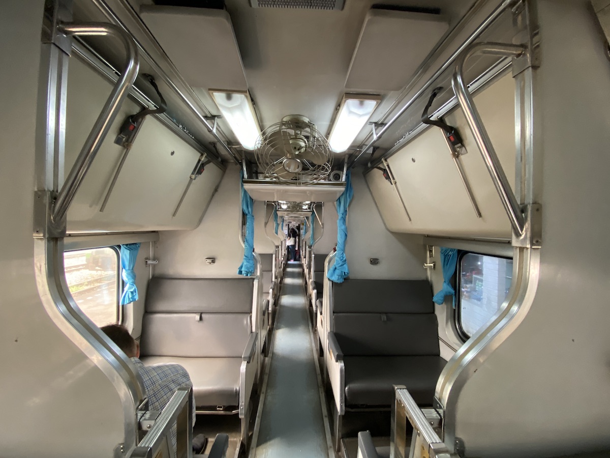 รถปรับอากาศนั่งและนอนชั้นที่ 2