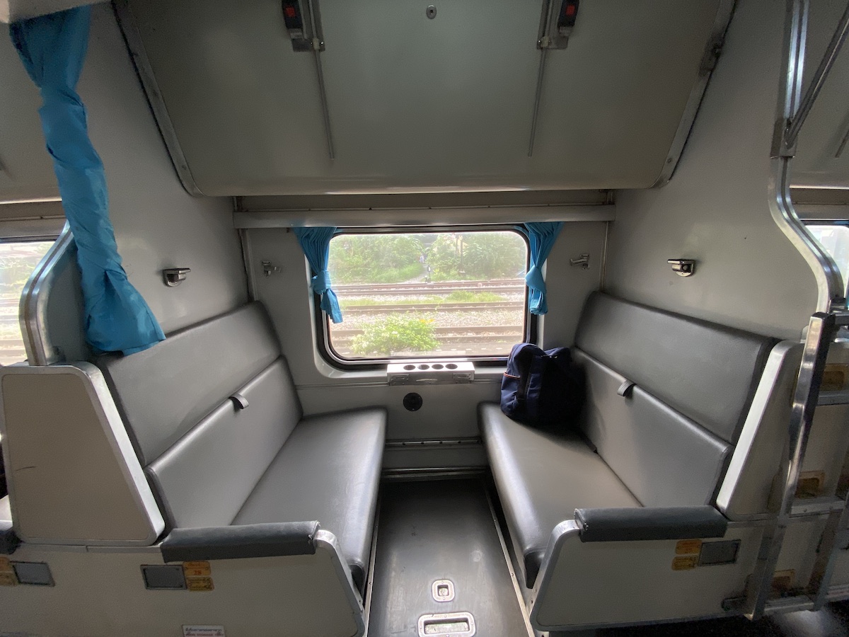 รถปรับอากาศนั่งและนอนชั้นที่ 2