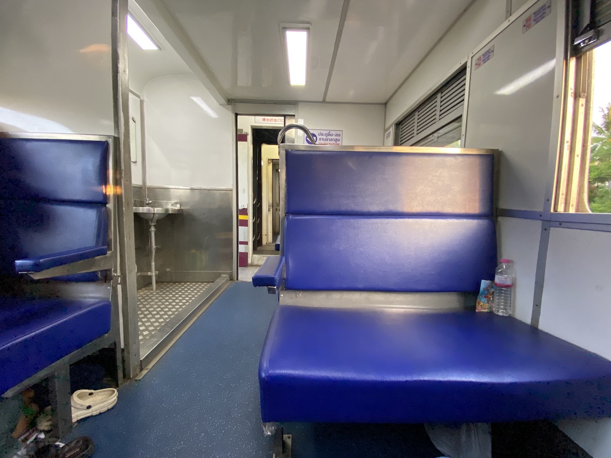 ที่นั่งชั้นธรรมดา ชั้น 3 เส้นทางรถไฟกรุงเทพฯ นครศรีธรรมราช