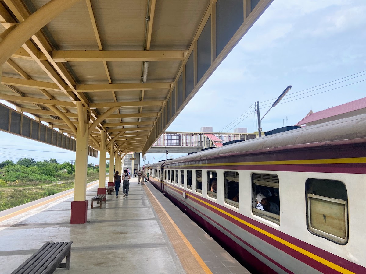 สถานีรถไฟชะอำ