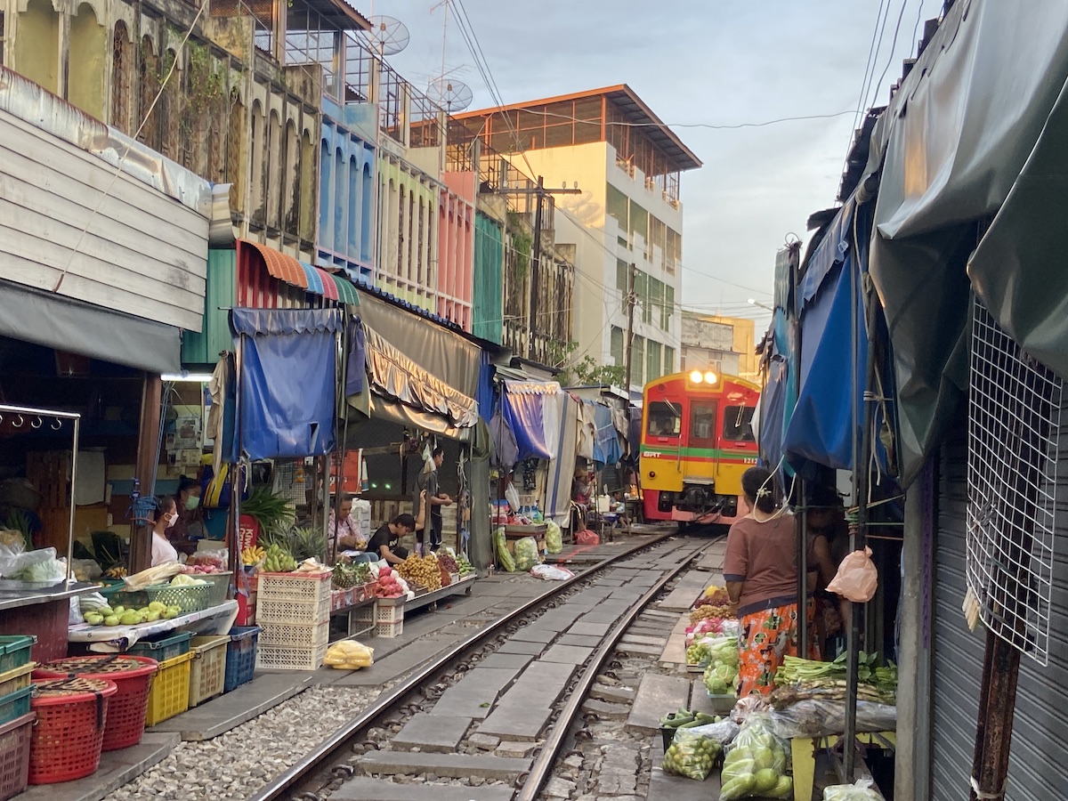 สถานีรถไฟวงเวียนใหญ่ ไปสถานีรถไฟแม่กลอง สมุทรสงคราม